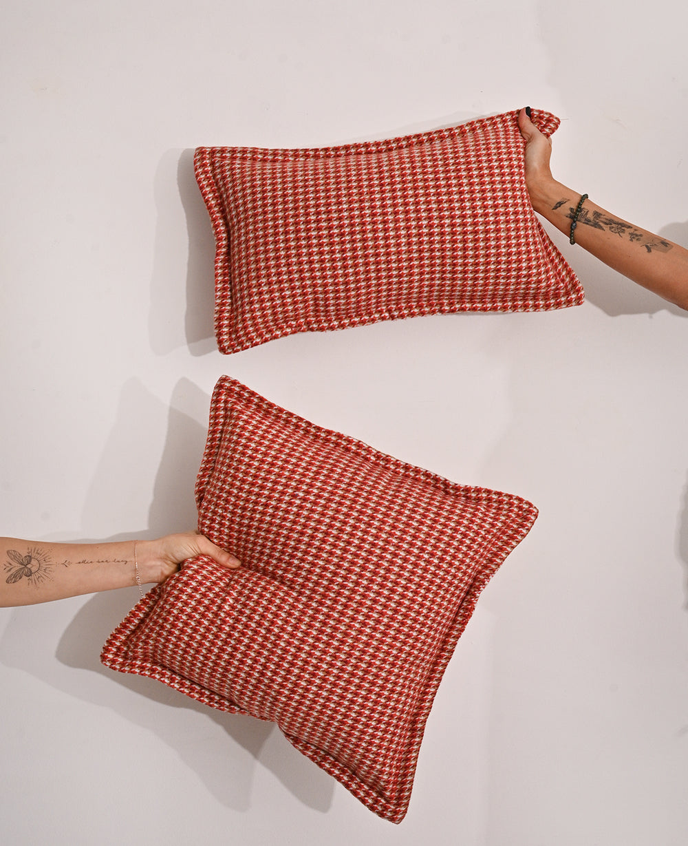 כרית אייטיז אדומה