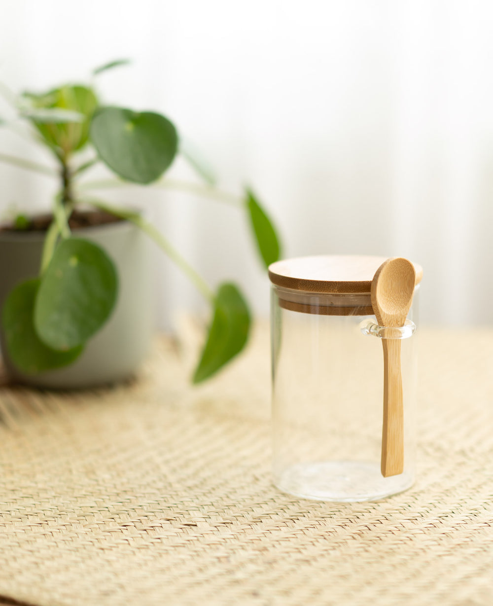 צנצנת זכוכית עם כפית