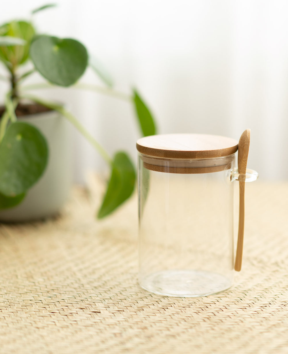 צנצנת זכוכית עם כפית